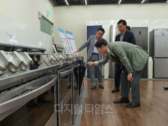 이재용(맨 앞) 삼성전자 부회장이 23일 경기도 수원에 위치한 삼성전자 생활가전사업부를 찾아가 차세대 제품 개발, 온라인 사업 강화, 중장기 전략 등을 점검했다. 이 부회장이 생활가전 신제품을 점검하는 모습.  <삼성전자 제공>